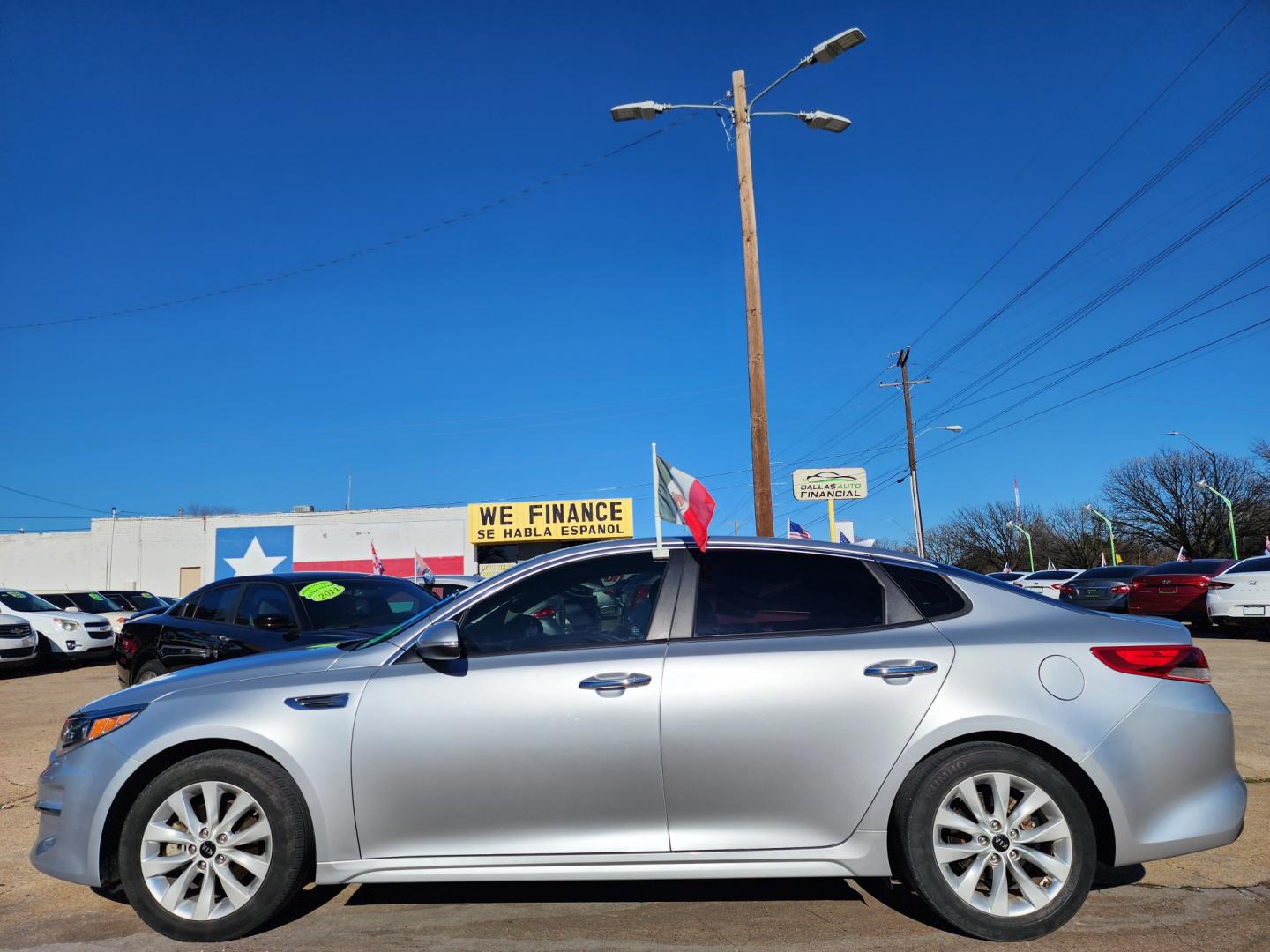 2017 SILVER /BLACK Kia Optima LX (5XXGT4L3XHG) with an 2.4L L4 DOHC 16V engine, 6A transmission, located at 2660 S.Garland Avenue, Garland, TX, 75041, (469) 298-3118, 32.885551, -96.655602 - Photo#6